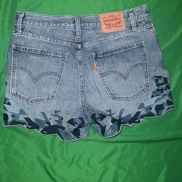 Levi’s Denim Women's Shorts with Embroidered Geometric Pattern size 28 - Picture 3 of 12